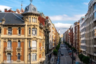 Oviedo, İspanya, Asturias - Ağustos 2020: Oviedo 'daki eski şehrin güzel caddesi ve mimarisi. Uzakta kule