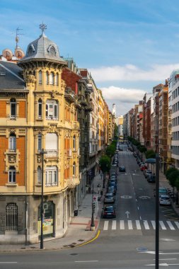 Oviedo, İspanya, Asturias - Ağustos 2020: Oviedo 'daki eski şehrin güzel caddesi ve mimarisi. Uzakta kule