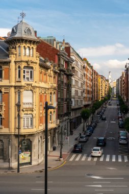 Oviedo, İspanya, Asturias - Ağustos 2020: Oviedo 'nun ana caddesinde eski tarihi bir binanın manzarası