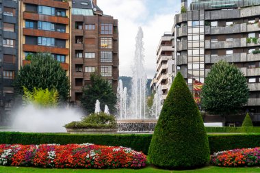 Oviedo, İspanya, Asturias - Ağustos 2020: Oviedo, İspanya, Asturias 'taki Amerika Meydanı' nda çeşme ve güzel çimenler