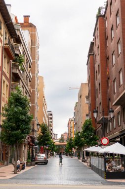 Oviedo, İspanya, Asturias - Ağustos 2020: Oviedo 'da bir yaz günü Kafe ile Cobbled Caddesi