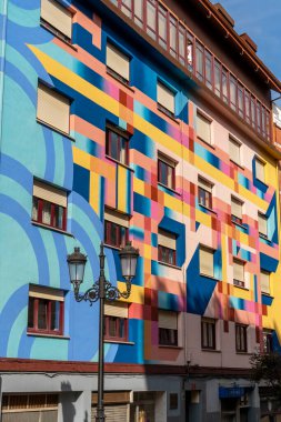 Oviedo, İspanya, Asturias - Ağustos 2020: İspanya 'da Oviedo şehrinin caddesine yakın, parlak, yenilenmiş bir bina