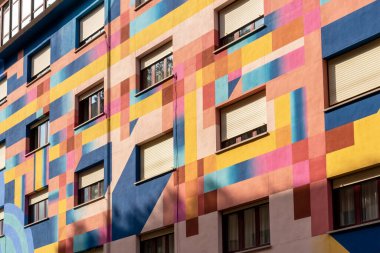 Oviedo, İspanya, Asturias - Ağustos 2020: İspanya 'da Oviedo caddesinde yakın plan parlak boyanmış bina