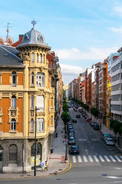 Oviedo, İspanya, Asturias - Ağustos 2020: Oviedo 'da bir şehir caddesinde güzel eski bir bina. Asistanlar tıbbi koruyucu maskeler takıyor. İspanya ve Avrupa 'da koronavirüs salgını
