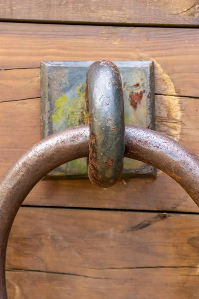 Forntida Rostig Ring Sprucken Vittrad Träskiva Nära Håll — Stockfoto