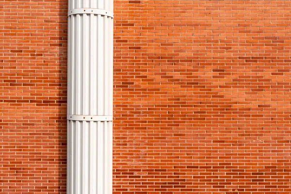 Ściana Czerwonej Cegły Białą Kolumną Dekoracyjną Copspace — Zdjęcie stockowe