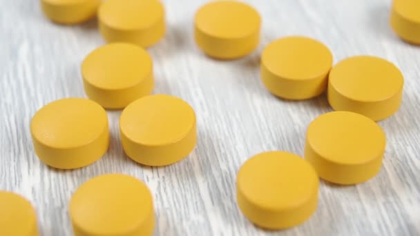 Pílula Médica Redonda Amarela Cai Uma Pilha Medicamentos Close Mesa — Vídeo de Stock
