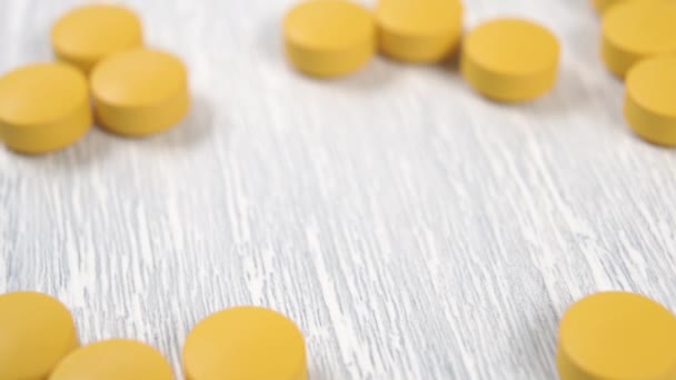 Comprimidos Vitamina Amarela Derramam Uma Colher Madeira Uma Mesa Madeira — Vídeo de Stock
