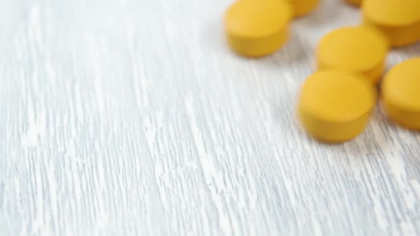 Žluté Pilulky Klouzat Dřevěném Povrchu Zblízka Makro Selektivní Zaměření — Stock video