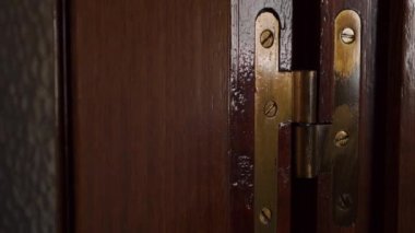 Kapanış sahnesi, lacqued ahşap karanlık oda kapısı ve altın antika menteşe yakın