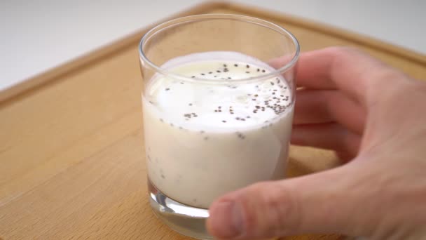 Een Yoghurt Chiazaadcocktail Drinken Hand Pakt Het Volle Glas Geeft — Stockvideo