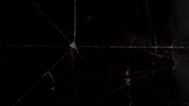 Grunge soyut siyah arka plan. Çatlaklar, noktalar ve noktalarda tozlu aşınmış eski bir yüzey. Eski karanlık korku tarzı karton.