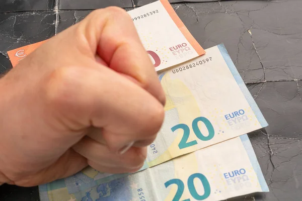 Puño Joven Una Pila Billetes Euros Sobre Fondo Papel Arrugado — Foto de Stock