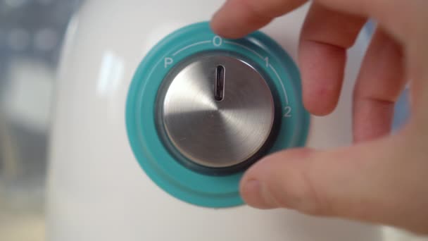 手转动搅拌机的按钮 打开厨房搅拌机 家用电器带有金属功率调整按钮 有选择的重点 — 图库视频影像
