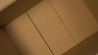 Karton bir nakliye kutusunda tıbbi koruyucu maskeler. Kahverengi ambalajlı maskeler. Koronavirüs salgınına ve COVID-19 'a karşı koruma