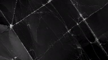 Atık geri dönüşümü için eski siyah buruşmuş kağıt. Eski püskü, atılmış bir karton. Soyut arkaplan