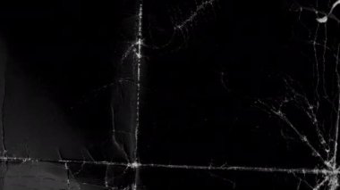 Tozlu, buruşuk, katlanmış siyah kağıdın üzerinde buruşuk, soyut bir şekil. Yavaş döndürme