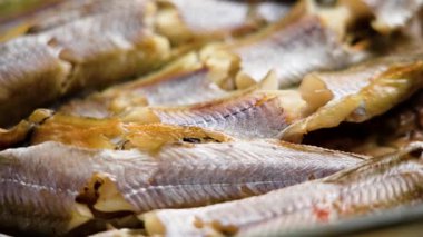 Fırın, sıra sıra dizilmiş mavi mezgit balığı. Makro atış. Döndürme. Ön görünüm