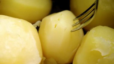 Çatal delici haşlanmış patates, yakın plan.