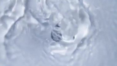 Mavi vücutlu kedi çeşmesinden temiz su akıntısı. Makro atış. Yavaş çekim