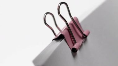 Parmaklar, bir yığın beyaz ofis iş sözleşmesi kağıdından pembe bir klasörü çözer. Makro.