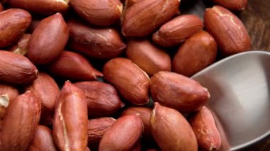 Tahta kaseden metal kaşık kepçesi kabuklu kahverengi fıstık. Üst Manzara. Makro