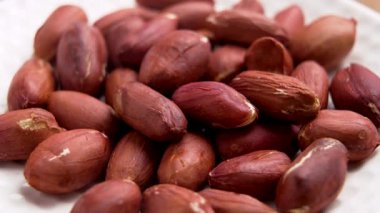 Kahverengi derili organik fıstık yığını. Makro. Döndürme