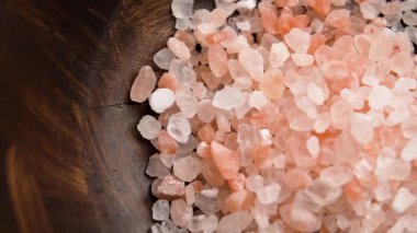Ahşap kasede kaba Himalaya pembe kaya tuzu. Döndürme. Üst görünüm