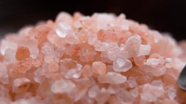 Yakın plan kaşık kepçesi pembe Himalaya kaya tuzu kristalleri