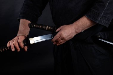 Katana kılıcı tutan yakuza