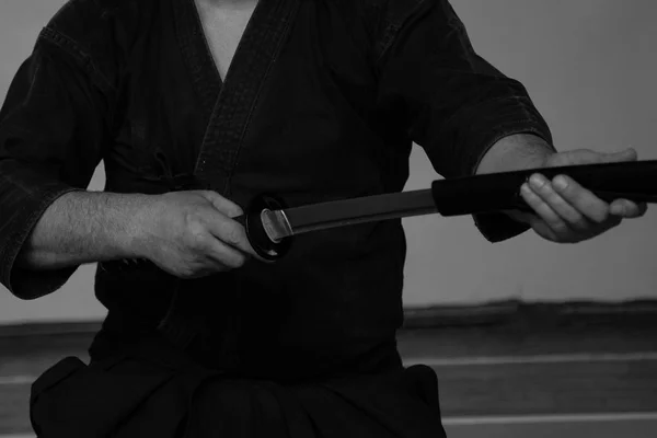 Yakuza sosteniendo espada katana —  Fotos de Stock