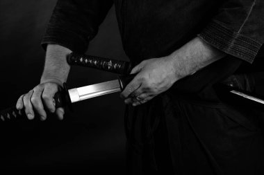 Katana kılıcı tutan yakuza