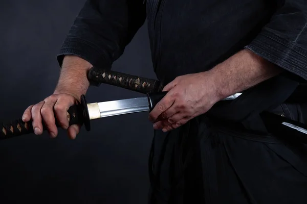Yakuza sosteniendo espada katana — Foto de Stock