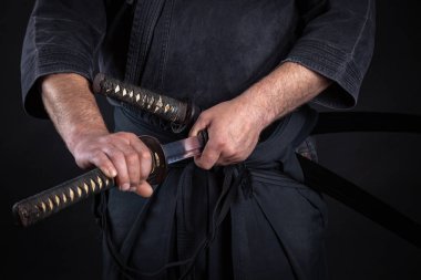 Samuray bir Japon katana kılıcı ve bir katana bir tatami üzerinde işlemek