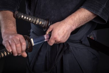Samuray bir Japon katana kılıcı ve bir katana bir tatami üzerinde işlemek