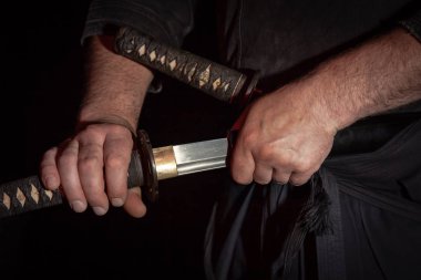Samuray bir Japon katana kılıcı ve bir katana bir tatami üzerinde işlemek