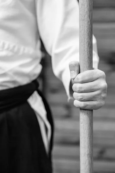 木制训练剑 bokken 和乔在孤立的白色背景上的封面 — 图库照片