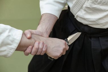 Kendini sevdiren tekniği tehdit ve bıçak saldırılara karşı savunma