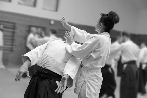 Uomo e donna praticano l'aikido nella scuola di arti marziali — Foto Stock