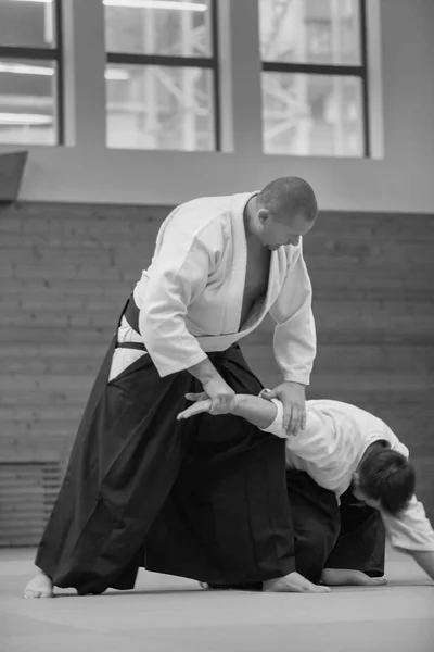 Due uomini praticano l'aikido nella scuola di arti marziali — Foto Stock