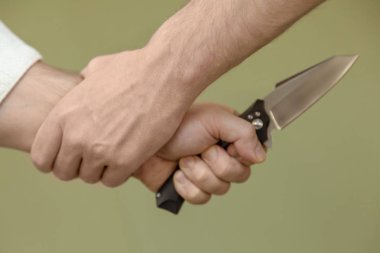 Kendini sevdiren tekniği tehdit ve bıçak saldırılara karşı savunma