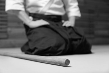 Bir erkekte Hakama tahta bir sopa onun önünde olduğu katta oturuyor