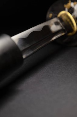 Tsuba'yı (garda) katana Japon kılıç yakın çekim siyah bir zemin üzerine
