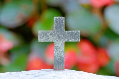 bir mezar içinde belgili tanımlık geçmiş çiçekli önünde çapraz