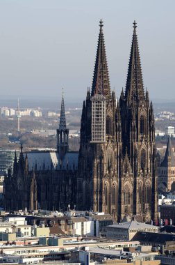 Ünlü kolonya katedrali. Bir kulede iskelesi var.