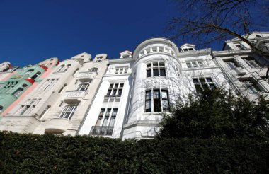 Parfümle kiralanmış şık sanat eserleri.