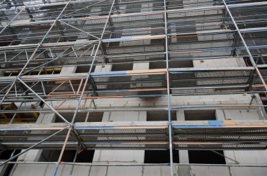 İskeleli yeni bina inşaatı