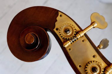 Çift bastan kaydırma ve çivi kutusu