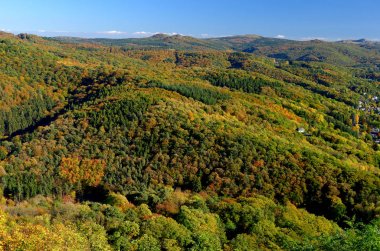 sonbaharda Siebengebirge dağlarına ünlü Drachenfels görünümü