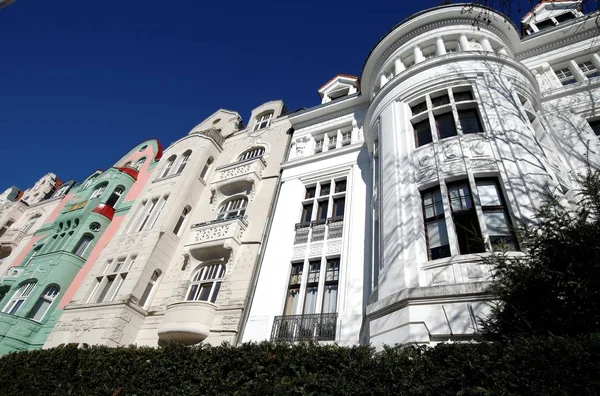 Parfümle kiralanmış şık sanat eserleri.